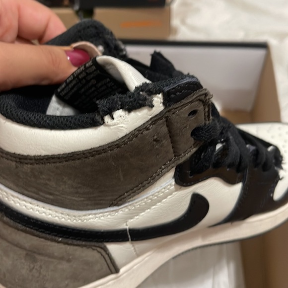 AIR JORDAN 1 MOCHAS 5.5Y - Picture 4 of 5